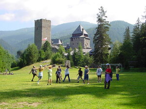 Kinder vor der Burg