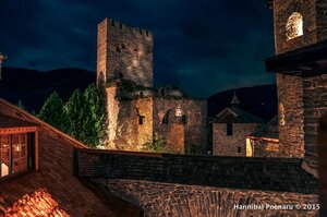 Burg bei Nacht - Foto: Poenaru