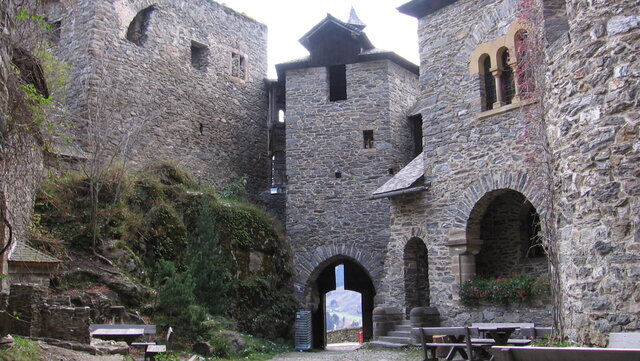 Burghof mit Tor