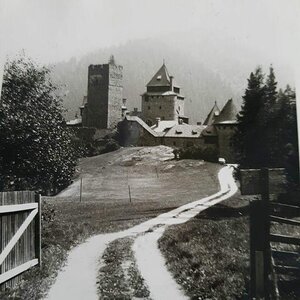 Alte Straße zur Burg