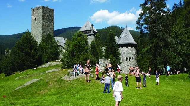 Jugendgruppe vor der Burg - Foto: Perko